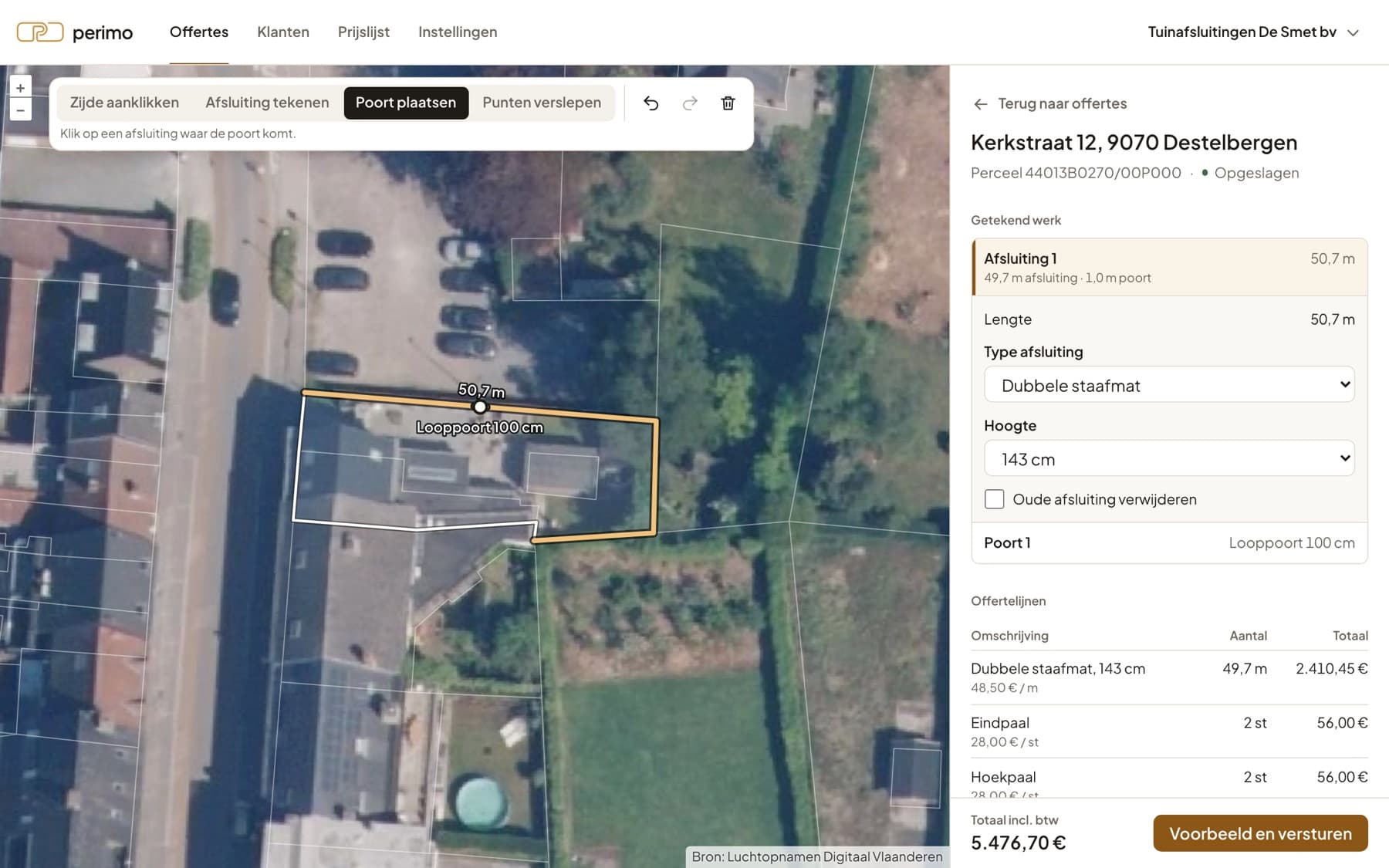 Een afsluiting met poort getekend op de luchtfoto, met de offertelijnen ernaast.